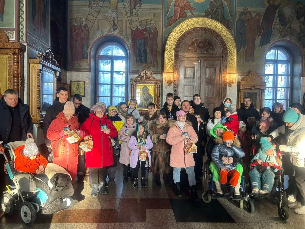 Дети на рождественском утреннике в Спасо-Преображенском соборе.